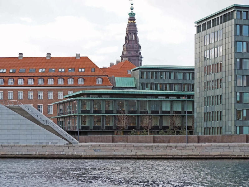 Tjæreborg - Ministerialbygningen Slotsholmsgade 12 Kig mod kantinebygningen over Københavns Havn