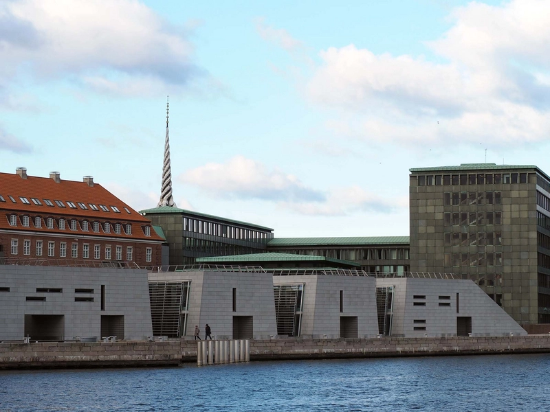 Tjæreborg - Ministerialbygningen Slotsholmsgade 12 Taglandskab - Det Kongelige Biblioteks bygninger i forgrunden