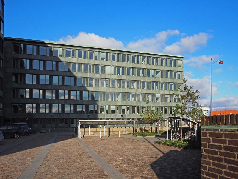 Tjæreborg - Ministerialbygningen Slotsholmsgade 12 Indgang og parkering set fra syd