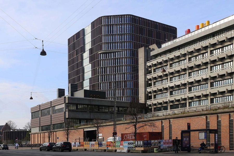 Panum Instituttet - Det Sundhedsvidenskabelige Fakultet Panum set fra Blegdamsvej med Mærsktårnet i baggrunden