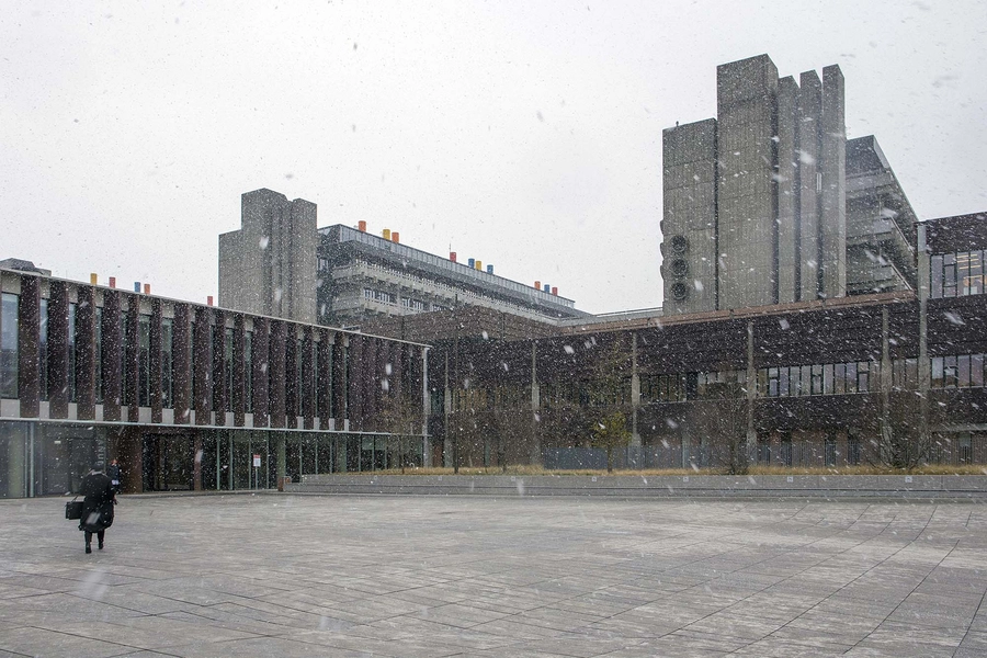 Panum Instituttet - Det Sundhedsvidenskabelige Fakultet Panum set fra Mærsktårnets forplads ved den fælles indgang