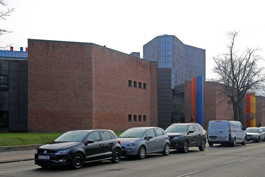 Panum Instituttet - Det Sundhedsvidenskabelige Fakultet Kig mod syd langs Nørre Allé med Mærsktårnet i baggrunden