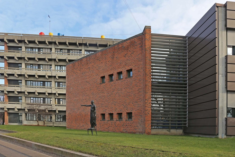 Panum Instituttet - Det Sundhedsvidenskabelige Fakultet Blik mod nord langs Nørre Allé med skulptur af Claus Carstensen