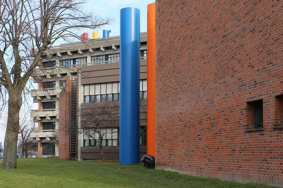 Panum Instituttet - Det Sundhedsvidenskabelige Fakultet Blik mod nord langs Nørre Allé med skulptur af Claus Carstensen