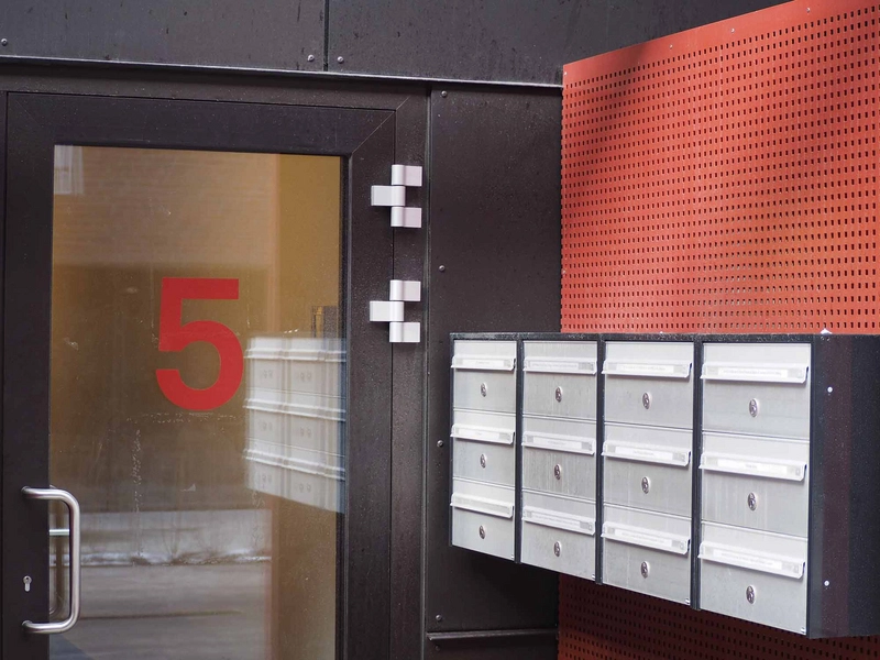 Montagehallen Indgangsparti med postkasser