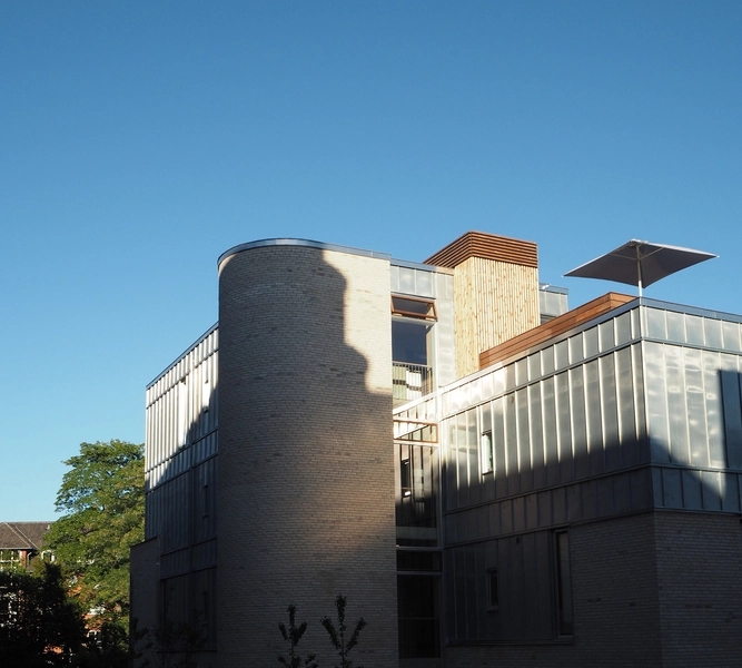 Diakonissestiftelsens Seniorboliger Tagterrasse i aftensol