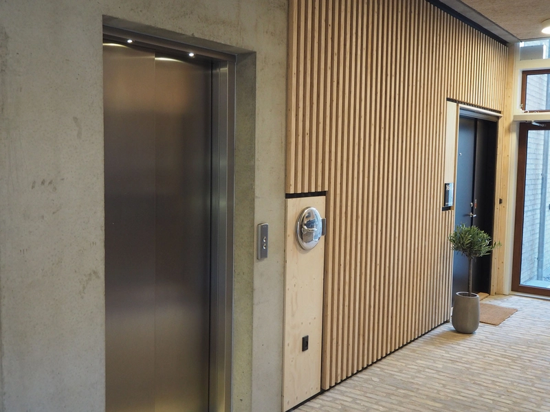 Diakonissestiftelsens Seniorboliger Indgangsparti med elevator