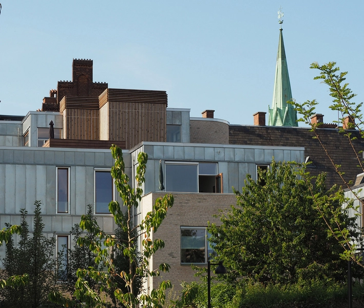 Diakonissestiftelsens Seniorboliger Med spiret i baggrunden