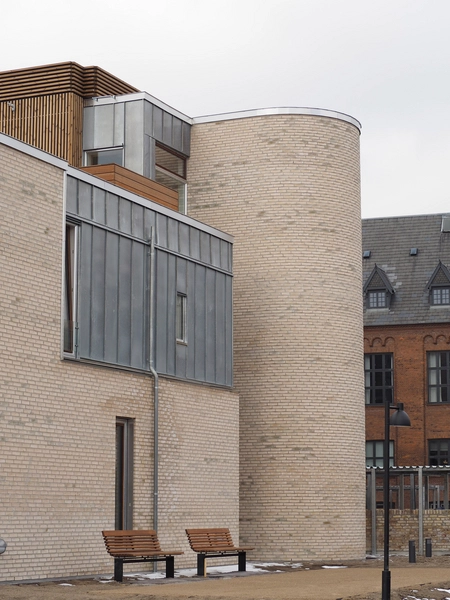 Diakonissestiftelsens Seniorboliger bænke ved østfacaden