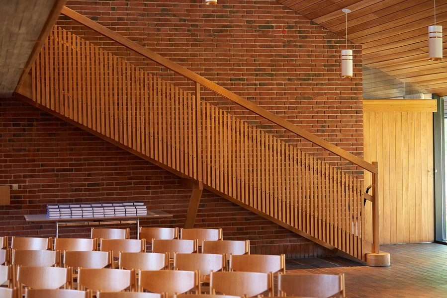 Stengård Kirke Interiør med trappe