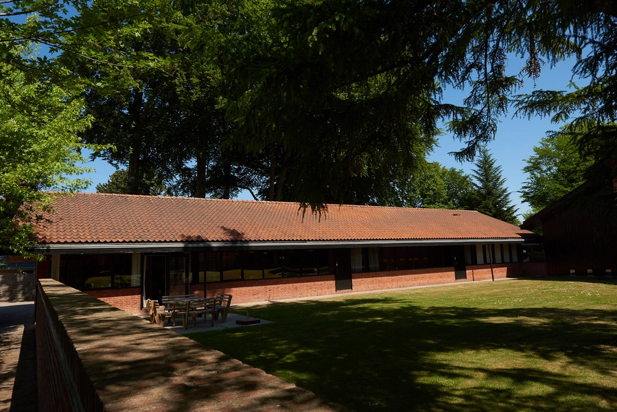 Stengård Kirke Menighedshuset set fra haven