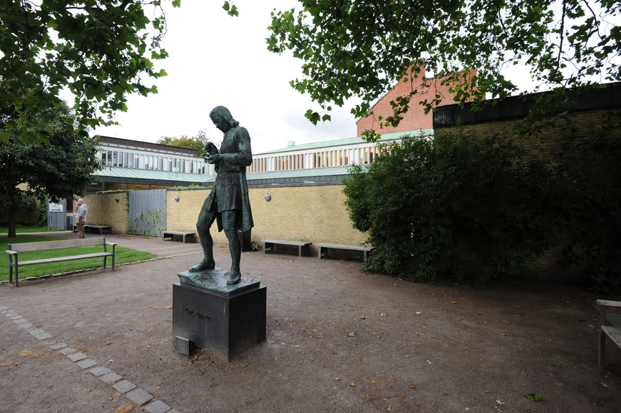 Lunds Stadsbibliotek Statue af Carl Linné udført af Ansgar Almquist i 1999