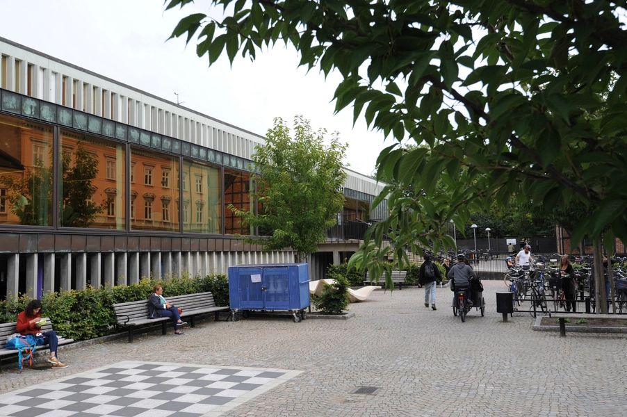Lunds Stadsbibliotek Pladsen foran biblioteket mod Sankt Petri Kyrkogata