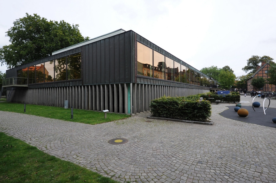 Lunds Stadsbibliotek Pladsen foran biblioteket mod Sankt Petri Kyrkogata