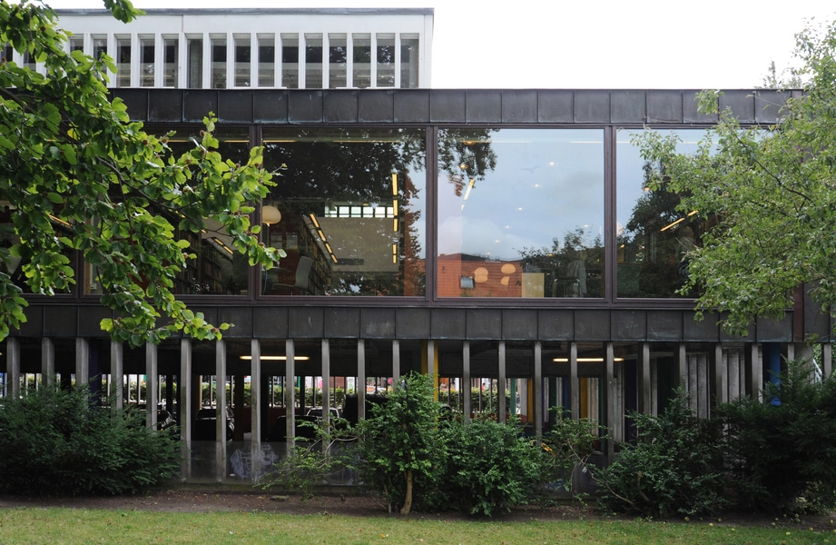 Lunds Stadsbibliotek Glasfacaden mod parken