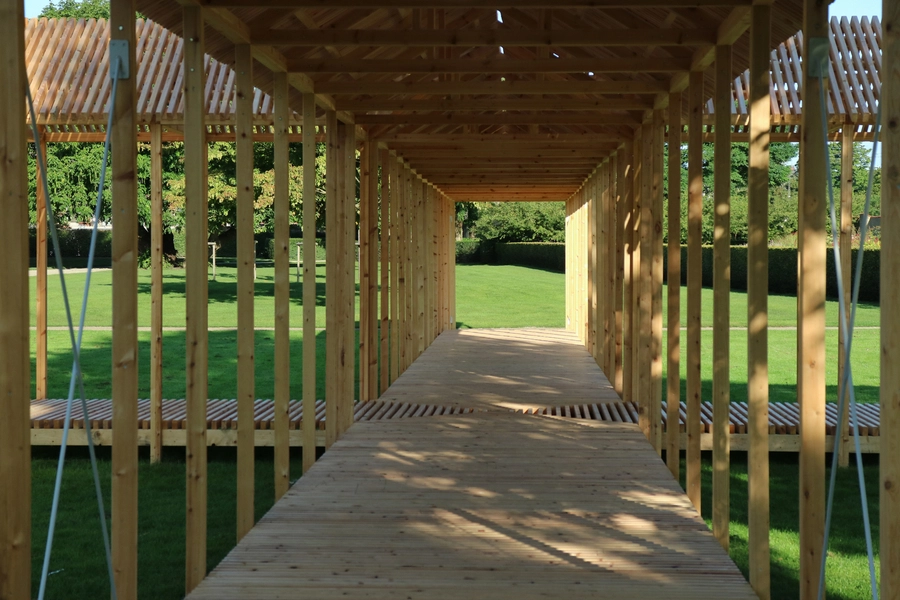 Allépavillonen Blik gennem den ene korsarm