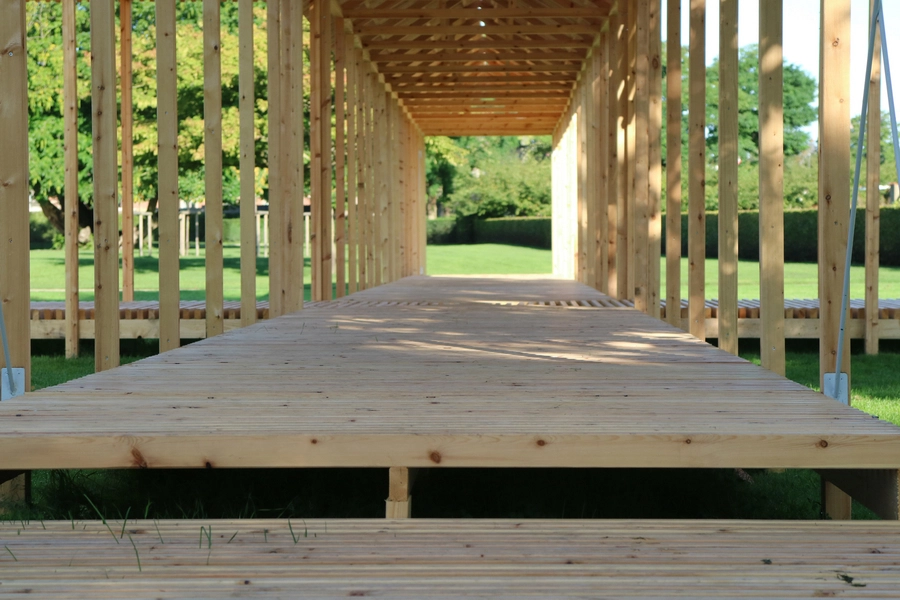 Allépavillonen Blik gennem den ene korsarm