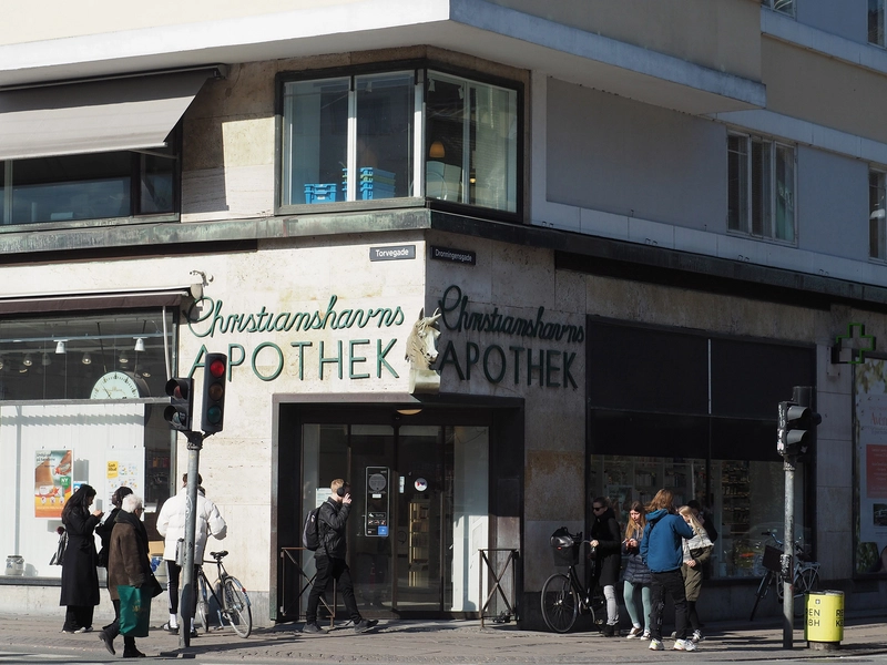 Lagkagehuset Christianshavns Apoteks indgang på hjørnet ved Dronningensgade og Torvegade