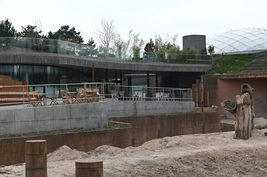 Panda Hus Restaurantens udendørs terrasse mod elefantanlægget