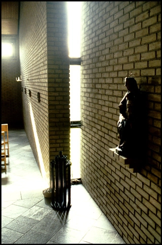 Skt. Nikolaj Kirke - Hvidovre Nærbillede af lysspalte