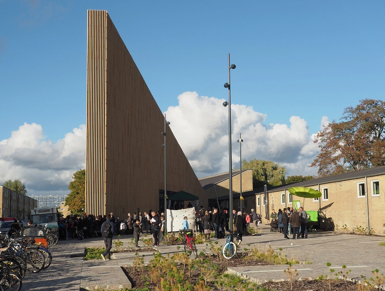 Tingbjerg Bibliotek og Kulturhus Fra syd