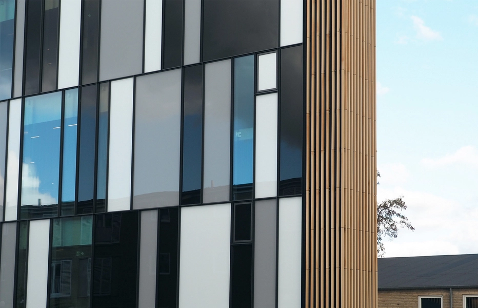 Tingbjerg Bibliotek og Kulturhus Facaden mod Skolesiden