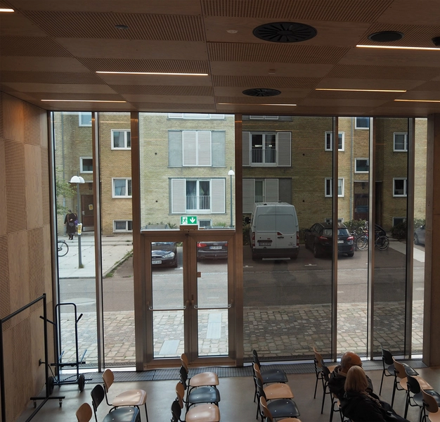 Tingbjerg Bibliotek og Kulturhus Blik mod Skolesiden fra salen