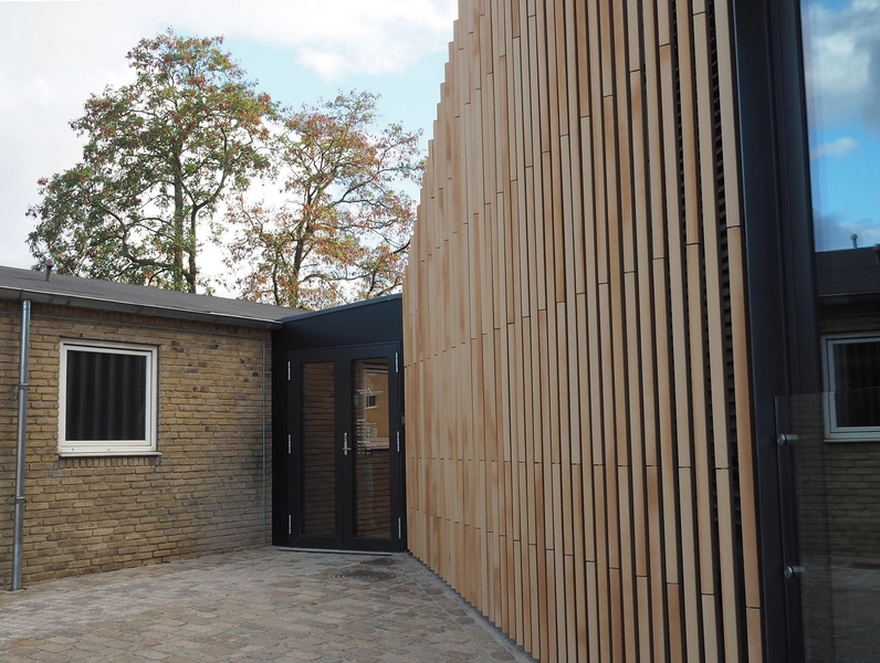 Tingbjerg Bibliotek og Kulturhus Indgangen ved skolem