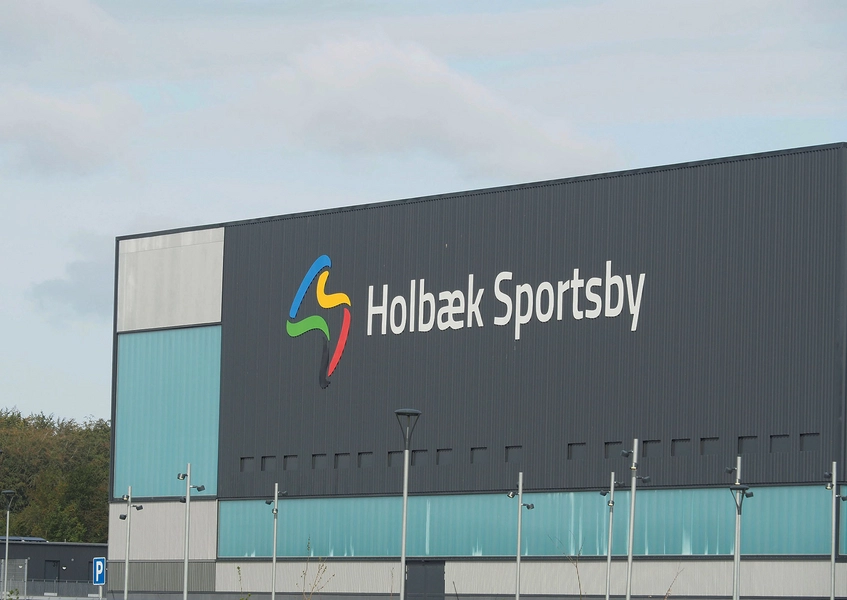 Holbæk Sportsby Facade med logo