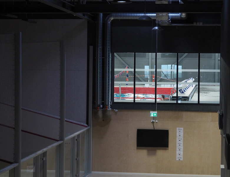 Holbæk Sportsby Indblik til svømehalen på 1. sal