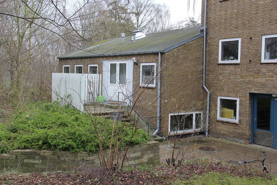 Ved Ungdomsboligerne 32-60 Fælleshus set fra nord