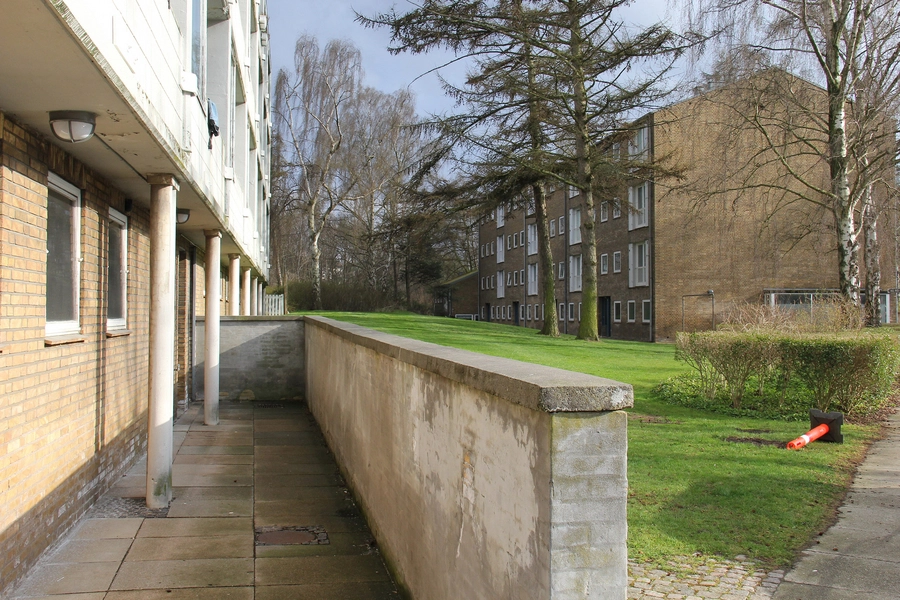 Ved Ungdomsboligerne 32-60 Mellem blokkene set fra nordvest