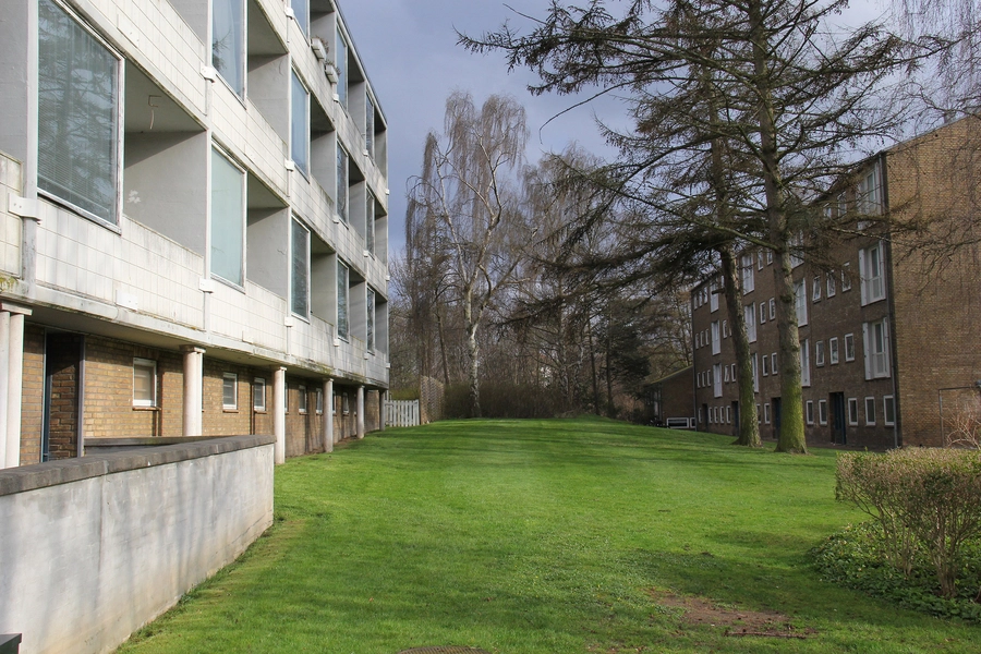 Ved Ungdomsboligerne 32-60 Mellem blokkene set fra nordvest
