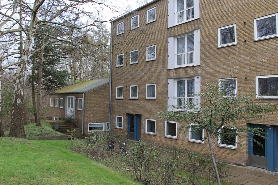 Ved Ungdomsboligerne 32-60 Nordøstfacade og fælleshus