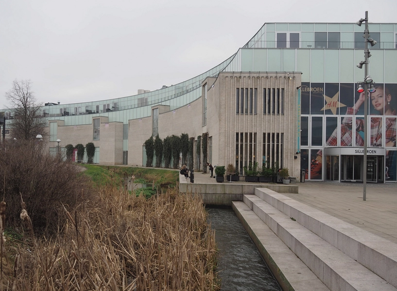 Sillebroen Hovedindgangen og facaden langs Sillebro Å