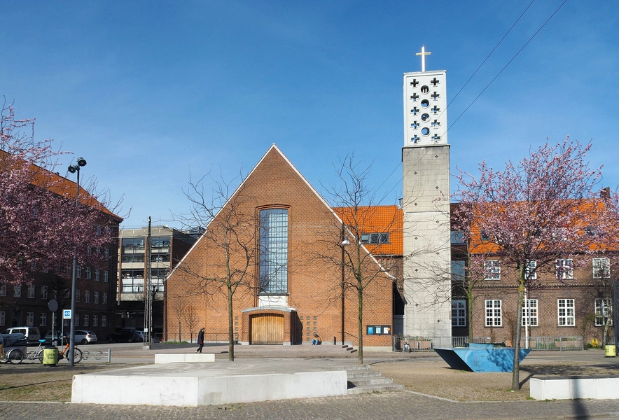 Enghave Kirke Set fra Vesterbro Nabopark