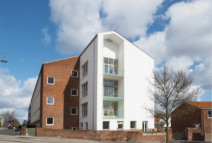 Rødkilde Skole Facaden mod Godthåbsvej