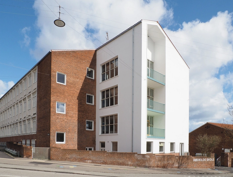 Rødkilde Skole Hovedbygningen fra Bellahøjvej