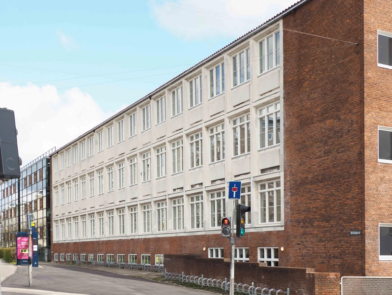 Rødkilde Skole Hovedbygningen fra Bellahøjvej