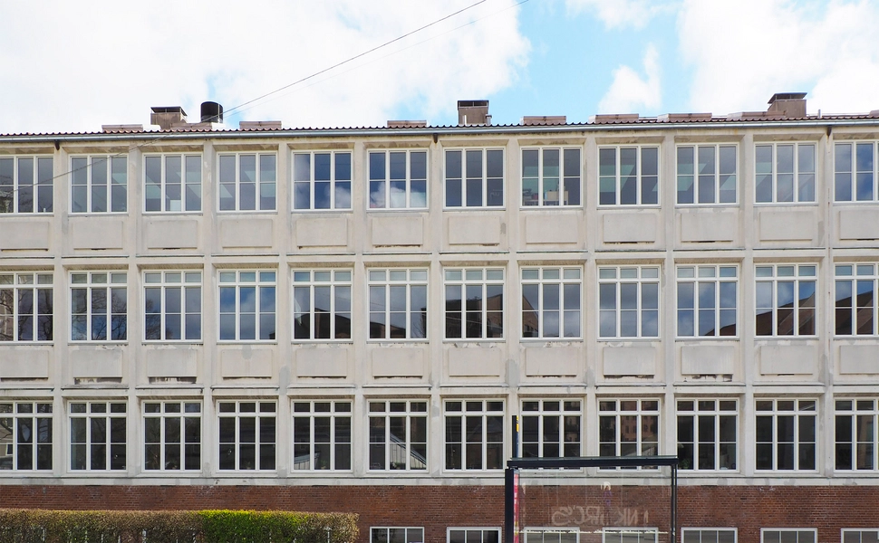 Rødkilde Skole Hovedbygningen fra Bellahøjvej