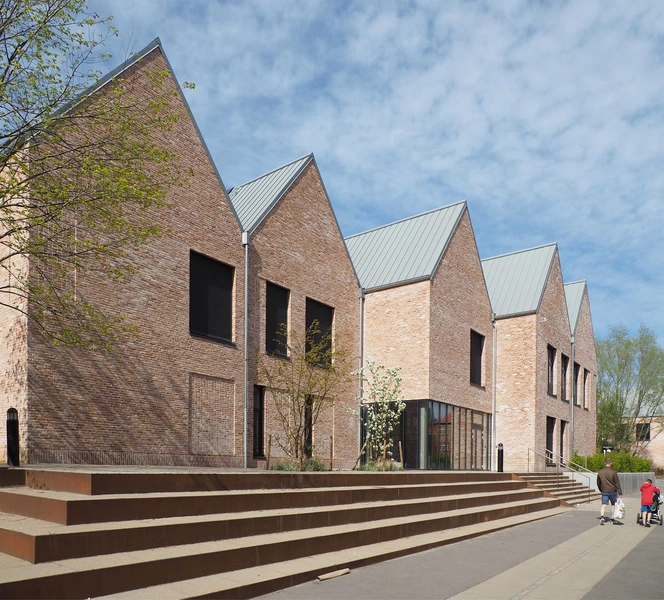 Grøndalsvængets Skole Gavlhusenes facade mod Vibevej