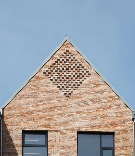 Grøndalsvængets Skole Mønstermurvæk på gavlhus mod Vibevej