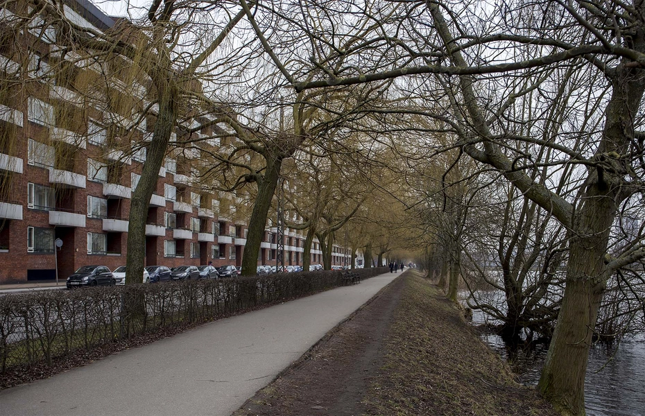 Vestersøhus Bygningens lange facade mod vest danner font for St. Jørgens Sø