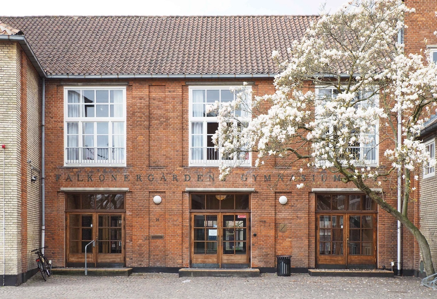 Falkonergårdens Gymnasium & HF Hovedindgangen mod Sønderjyllands Allé