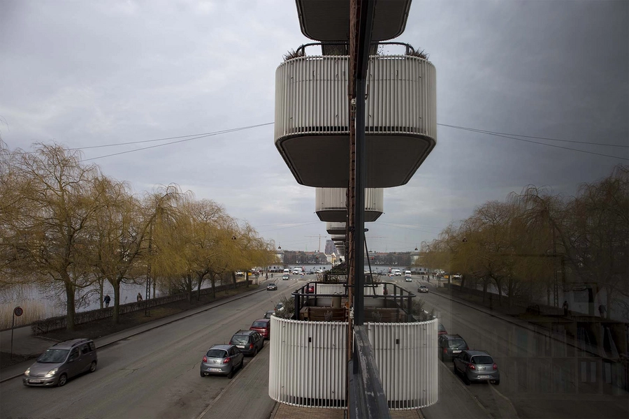 Vestersøhus Altanerne spejler sig i de store glaspartier