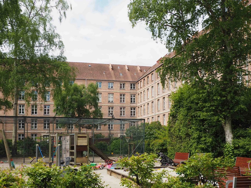 Glænøgaard Gårdrummet med legeplads og boldbur