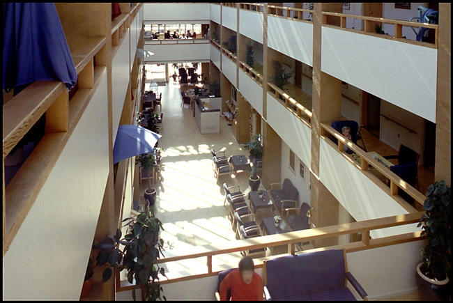 Nybodergården Vue mod fælleshusets gulv.