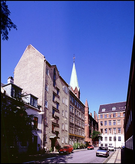 H. P. Lorentzens Stiftelse Trapperummets spor i facaden