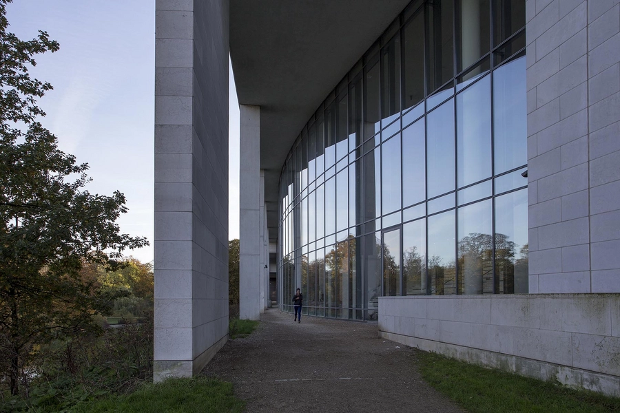 SMK - Statens Museum for Kunst Overdækket sti langs facaden