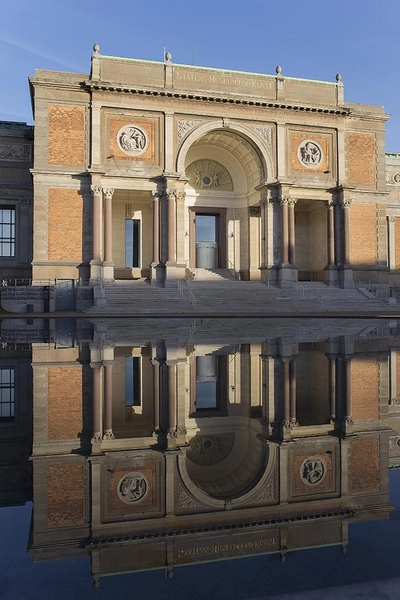 SMK - Statens Museum for Kunst Indgangspartiet af Dahlerup, med Polyforms vandspejl i forgrunden